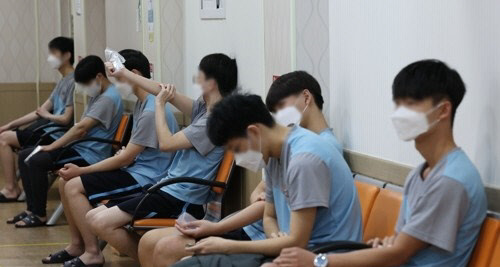 병역판정검사를 마치고 대기하는 청년들.<연합뉴스 자료사진>